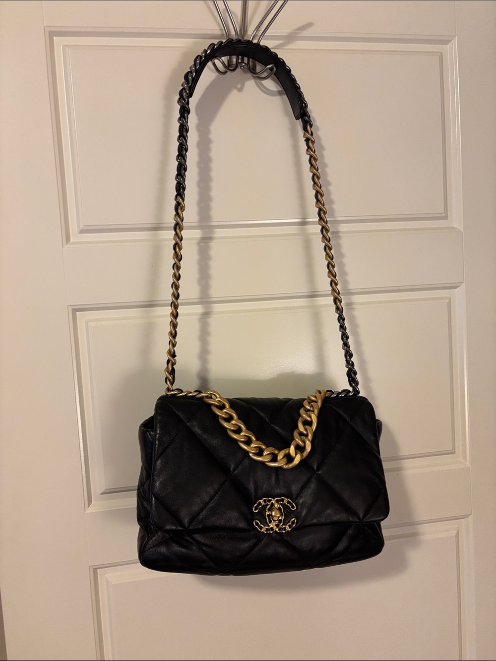CHANEL Black Quilted Leather Shoulder Bag with Gold Chain - Picture 2 of 10